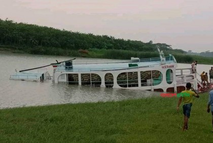 ঝড়ে কাত হয়ে ডুবে গেল যাত্রীবাহী লঞ্চ