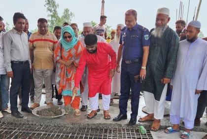 বগুড়ায় মডেল মসজিদের ছাদ ঢালাই কাজের উদ্বোধন
