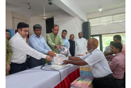 কালিয়াকৈরে হুইল চেয়ার ও সেলাই মেশিন বিতরণ