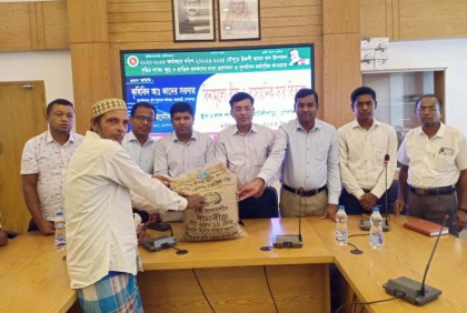 কোটালীপাড়ায় দুই হাজার কৃষকের মাঝে বিনামূল্যে বীজ ও সার বিতরণ