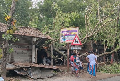 ঝড়ে ক্ষতিগ্রস্ত হাজারো পরিবার; বিদ্যুৎহীন এলাকা