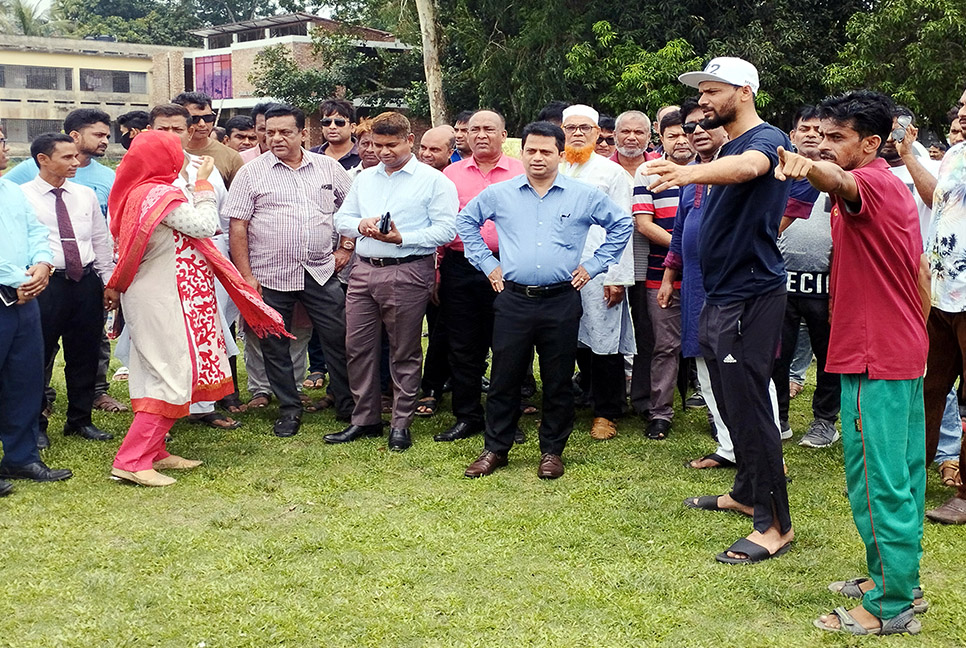 খেলার মাঠ সংস্কার কাজের উদ্বোধন করলেন মাশরাফি