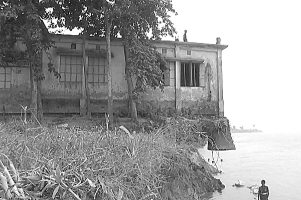 যমুনার ভাঙনের মুখে স্কুলভবন