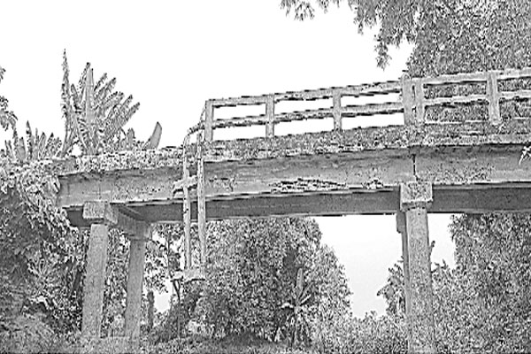 ভাঙা সেতুতে ঝুঁকি নিয়ে চলাচল