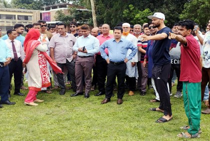 খেলার মাঠ সংস্কার কাজের উদ্বোধন করলেন মাশরাফি