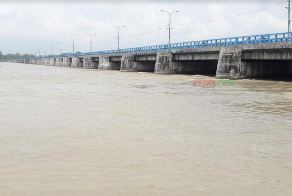 পানি নিয়ন্ত্রণে খুলে দেওয়া হলো তিস্তার ব্যারেজের ৪৪ গেট