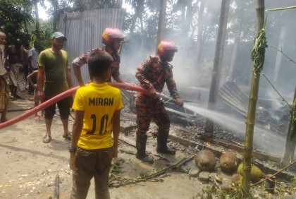 চরভদ্রাসনে আগুনে পুড়ে ছাই দুই ঘর