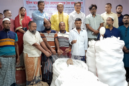কলাপাড়ায় জেলেদের মাঝে বৈধ জাল বিতরণ