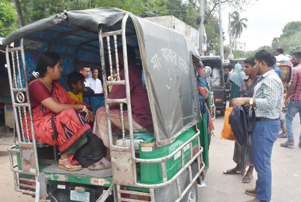 রাজবাড়ীতে বাস ধর্মঘটে যাত্রীদের ভোগান্তি
