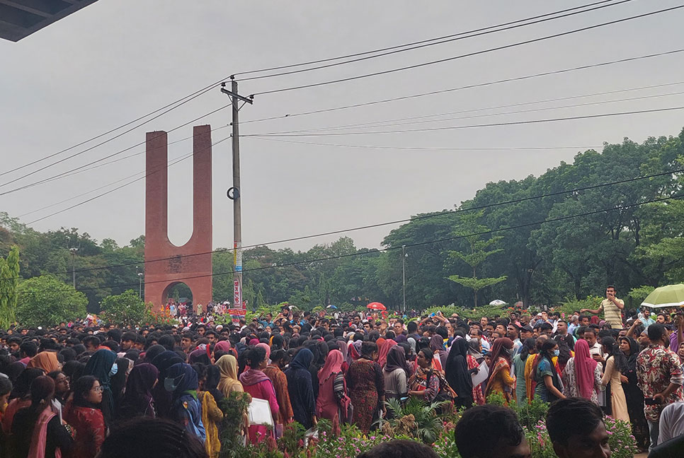 জাবিতে নিরাপদে রাখার কথা বলে মোবাইল হাতিয়ে নেওয়ার অভিযোগ