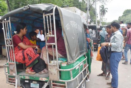 রাজবাড়ীতে বাস ধর্মঘটে যাত্রীদের ভোগান্তি