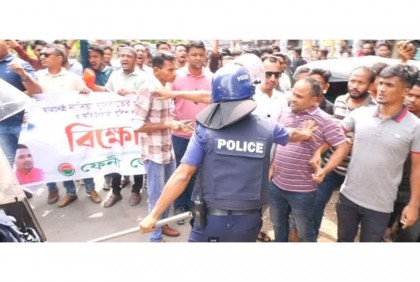 ফেনীতে ছাত্রদলের মিছিলে পুলিশের লাঠিচার্জ, আটক ৪
