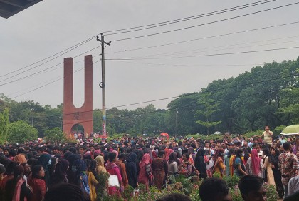 জাবিতে নিরাপদে রাখার কথা বলে মোবাইল হাতিয়ে নেওয়ার অভিযোগ