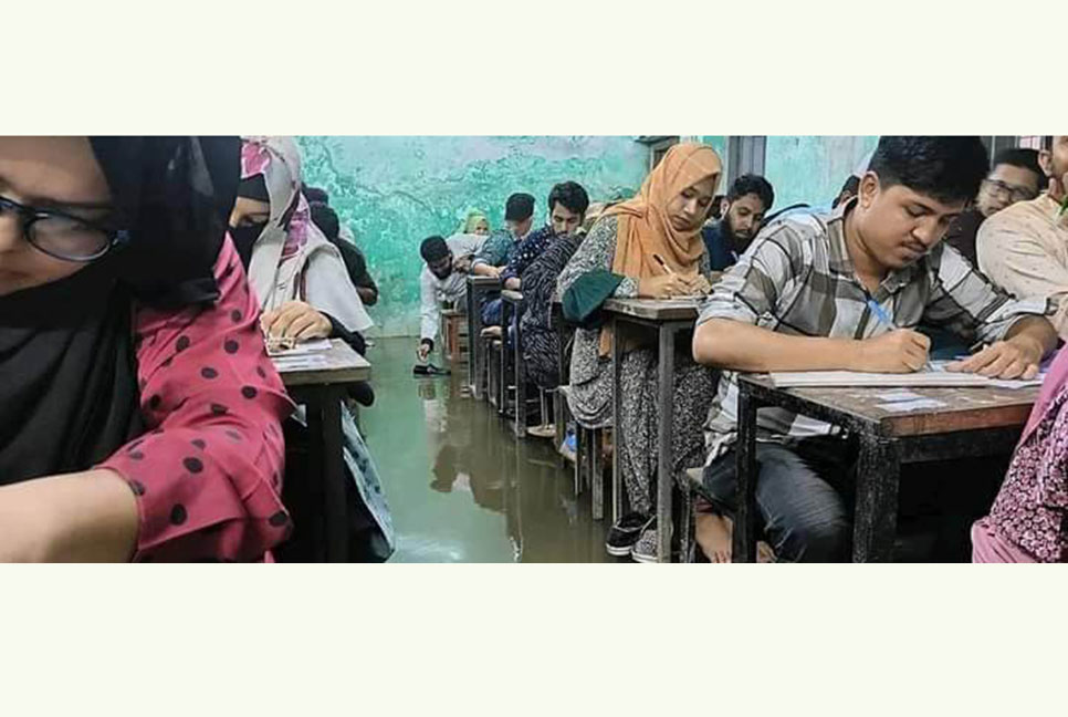 পানিতে বসে মোমবাতির আলোয় পরীক্ষা!