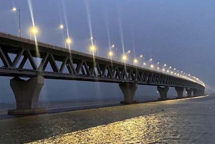 গভীর রাতে নিষেধাজ্ঞা না মেনে পদ্মা সেতুতে অটোরিকশা, নদীতে ঝাঁপ চালকের