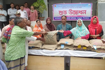 খানসামায় ক্ষুদ্র ও প্রান্তিক কৃষকদের বিনামূল্যে বীজ-সার বিতরণ