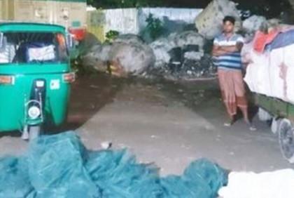 সাঁথিয়ায় ৩০ লাখ টাকার অবৈধ চায়না দুয়ারি পুড়িয়ে ধ্বংস
