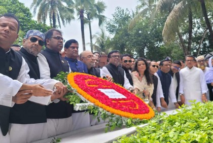 জাতির পিতার সমাধিতে ঢাকা জেলা আওয়ামী লীগের শ্রদ্ধা