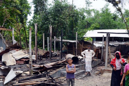 কুষ্টিয়ায় আগুনে তিন কৃষকের সর্বস্ব পুড়ে ছাই