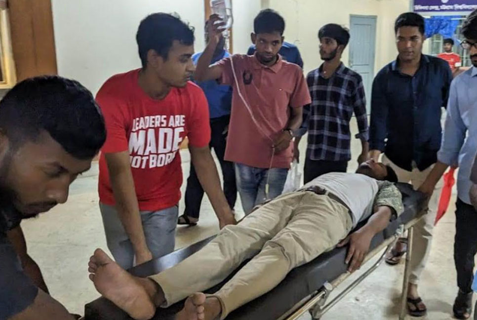 চেয়ারে বসা নিয়ে তর্কাতর্কির জেরে চবিতে সাংবাদিককে মারধর ছাত্রলীগের