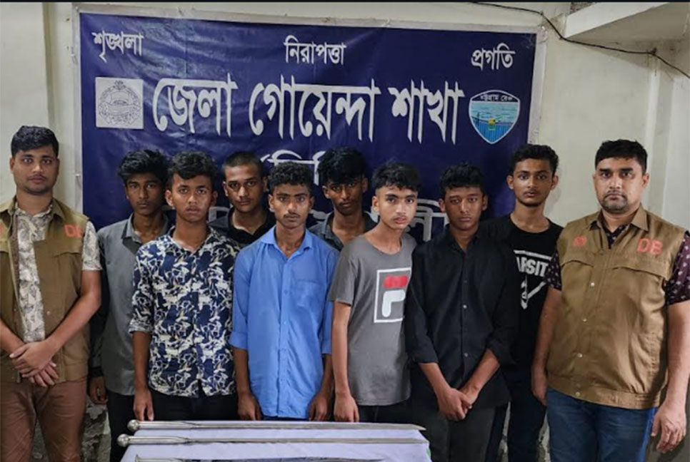 নোয়াখালীতে কিশোর গ্যাং গ্রুপের ৮ সদস্য গ্রেফতার, অস্ত্র উদ্ধার