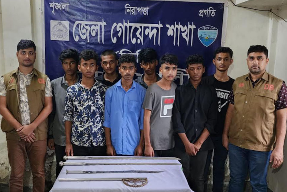 নোয়াখালীতে কিশোর গ্যাংয়ের ৮ সদস্য গ্রেফতার, অস্ত্র উদ্ধার
