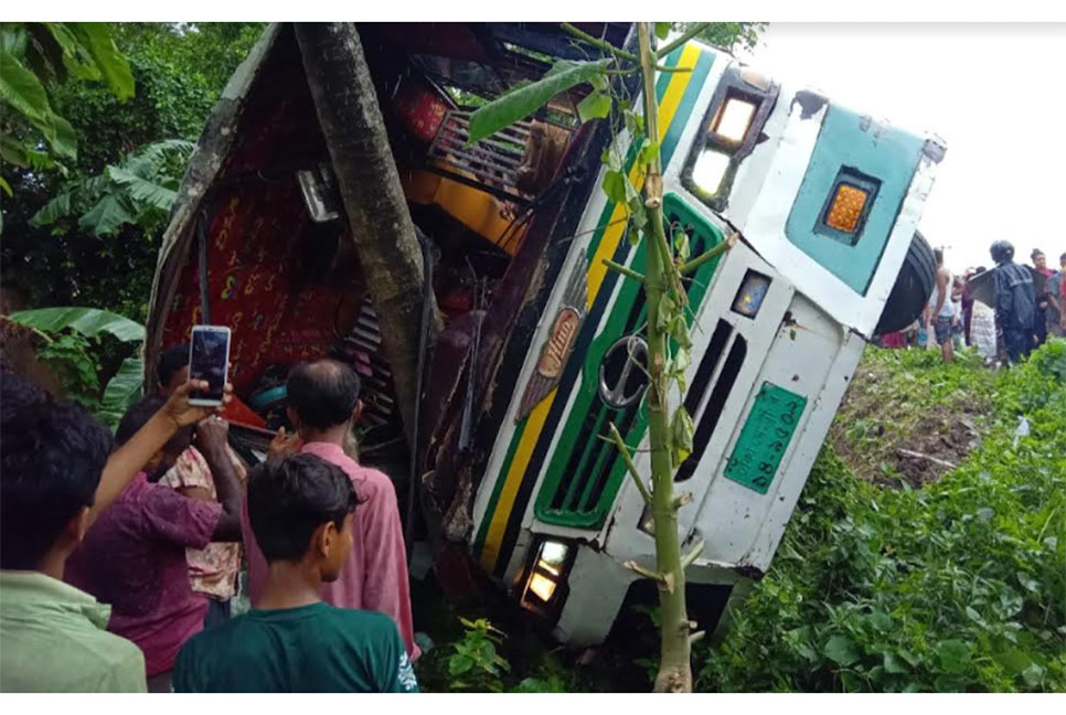 ফুলপুরে সড়ক দুর্ঘটনায় আহত ২০ 