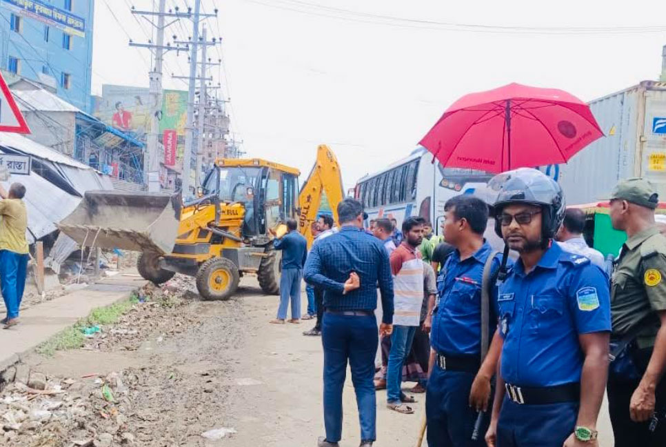ভালুকায় মহাসড়কের পাশে অবৈধ স্থাপনা উচ্ছেদ

