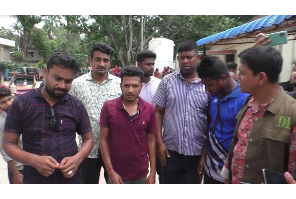 ঝিনাইদহ সদর হাসপাতাল থেকে ৯ দালাল আটক
