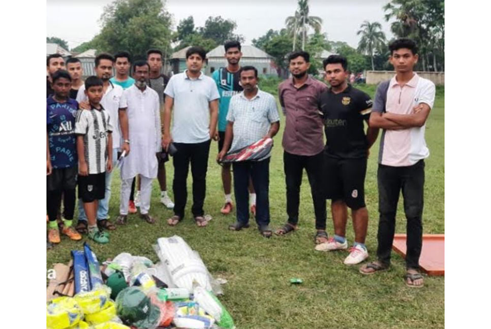 চরভদ্রাসনে খেলোয়াড়দের মাঝে ক্রীড়া সামগ্রী বিতরণ