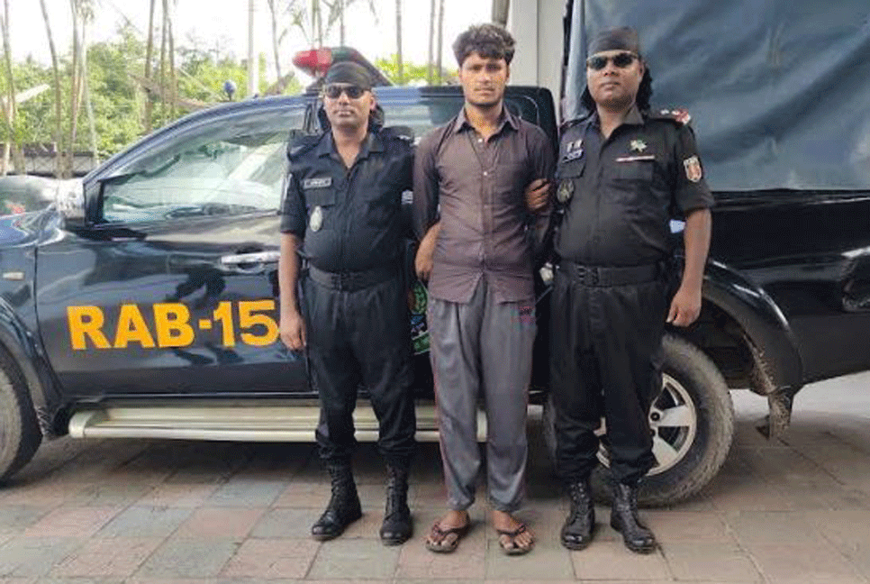 টেকনাফে ১০ হাজার পিস ইয়াবাসহ যুবক আটক
