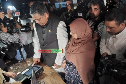 পাঠানটুলা জামেয়া কেন্দ্রে ভোট দিলেন আনোয়ারুজ্জামান