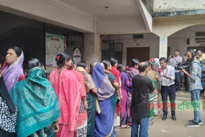 সিলেটে ভোটারদের দীর্ঘ সারি