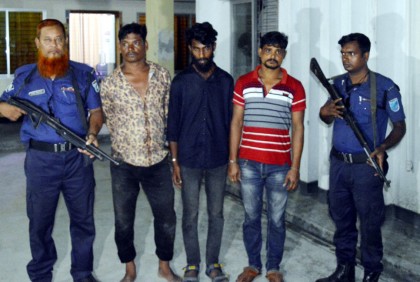 বাসে ডাকাতি করে পালানোর সময় আটক ৩