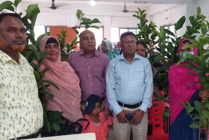 ফুলপুরে শিক্ষাবৃত্তি প্রদান ও গাছের চারা বিতরণ