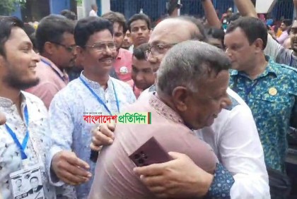 নৌকা-লাঙ্গলের কোলাকুলি; বললেন ‘আমরা চাচা-ভাতিজা’