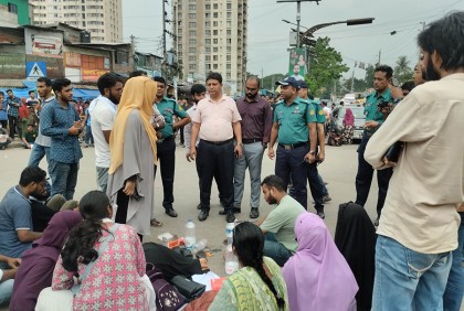 মানোন্নয়ন পরীক্ষার সুযোগের দাবিতে সাত কলেজের শিক্ষার্থীদের নীলক্ষেত অবরোধ 