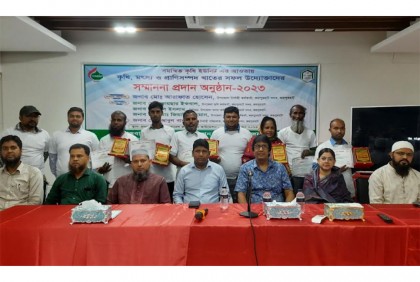 জয়পুরহাটে সম্মাননা পেলেন ১০ জন উদ্যোক্তা