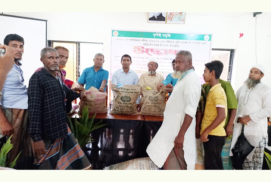 মোরেলগঞ্জে সাড়ে ৫ হাজার নারকেল চারা বিতরণ