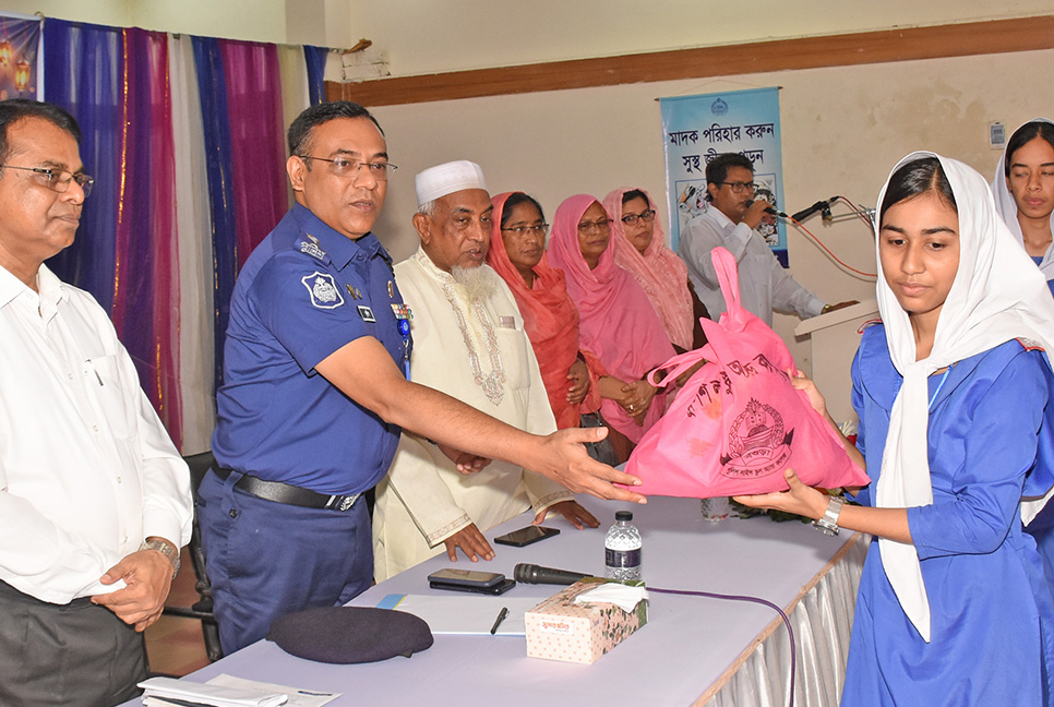 বগুড়ায় শিক্ষার্থীদের মাঝে ঈদ উপহার বিতরণ