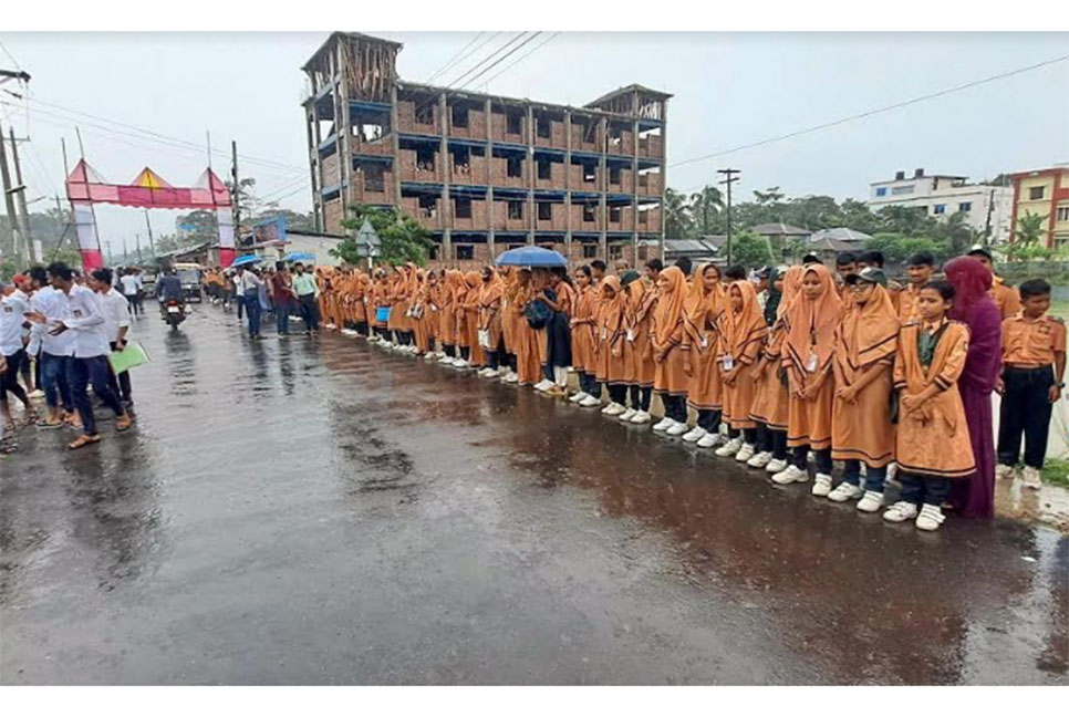 
শতবর্ষী পুকুর রক্ষায়
শরণখোলায় শিক্ষার্থীদের মানববন্ধন