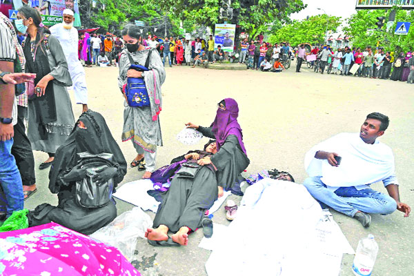 কাফনের কাপড় পরে আন্দোলনে সাত কলেজ শিক্ষার্থীরা