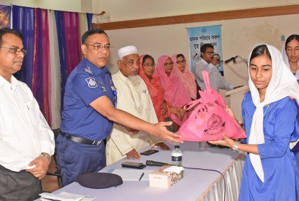 বগুড়ায় শিক্ষার্থীদের মাঝে ঈদ উপহার বিতরণ