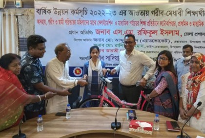 
ঝিনাইদহে অসহায় নারীদের 
মাঝে সেলাই মেশিনসহ নানা উপকরণ বিতরণ 