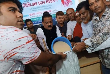 তারাকান্দায় ভিজিএফের চাল বিতরণ
