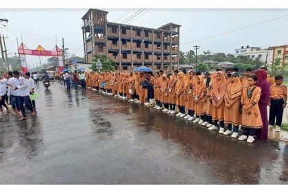
শতবর্ষী পুকুর রক্ষায়
শরণখোলায় শিক্ষার্থীদের মানববন্ধন