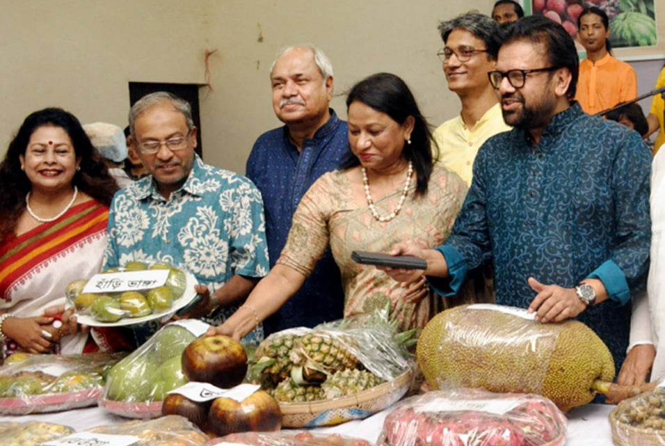 জাতীয় প্রেস ক্লাবে জমজমাট ফল উৎসব ও বাউল গানের আসর