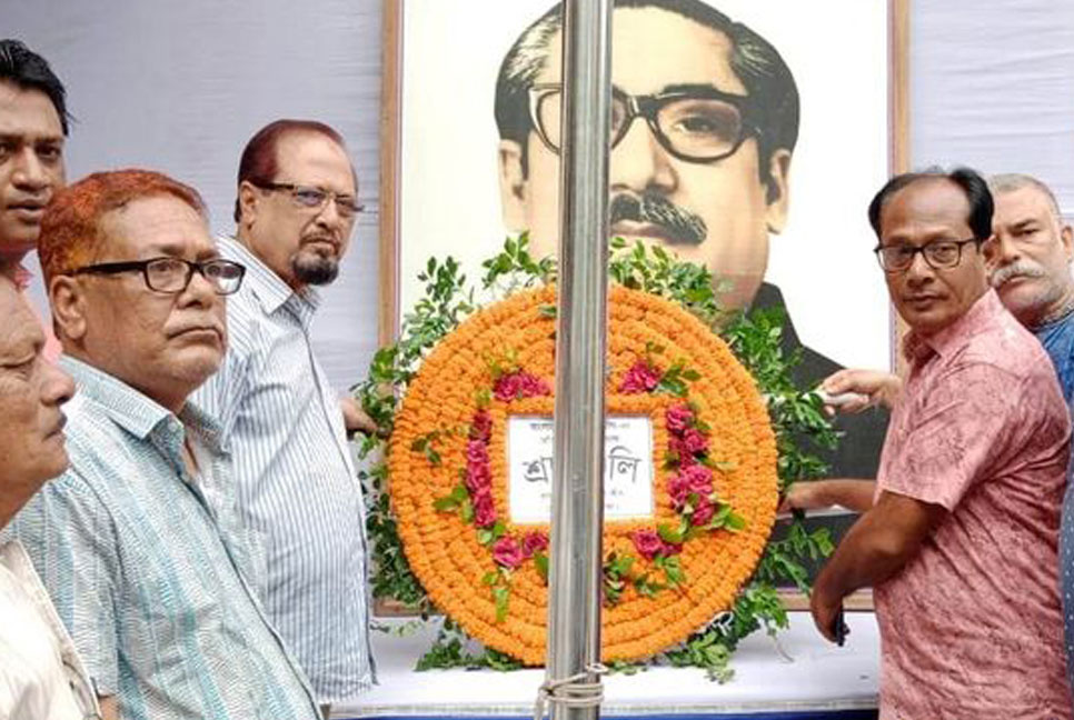 আওয়ামী লীগের ৭৪তম প্রতিষ্ঠাবার্ষিকী উপলক্ষে মেহেরপুরে বঙ্গবন্ধুর প্রতিকৃতিতে শ্রদ্ধা

