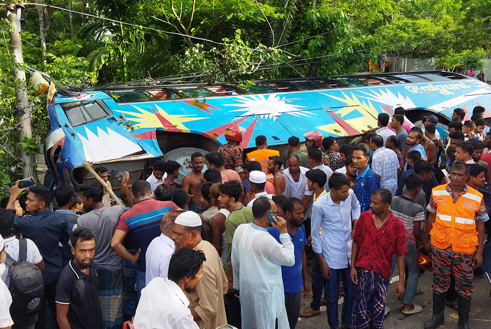 বৈদ্যুতিক খুঁটি ভেঙে রাস্তার বাইরে বাস, আহত ১৫