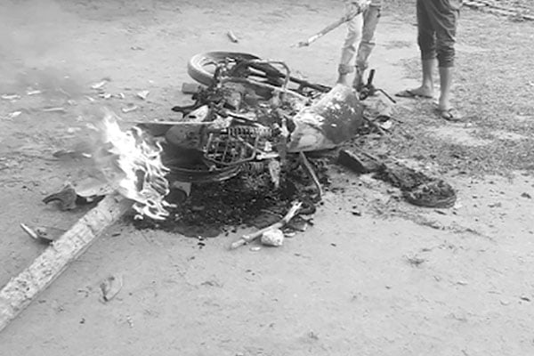 নবাবগঞ্জে ছাত্র বিক্ষোভ মোটরসাইকেলে আগুন